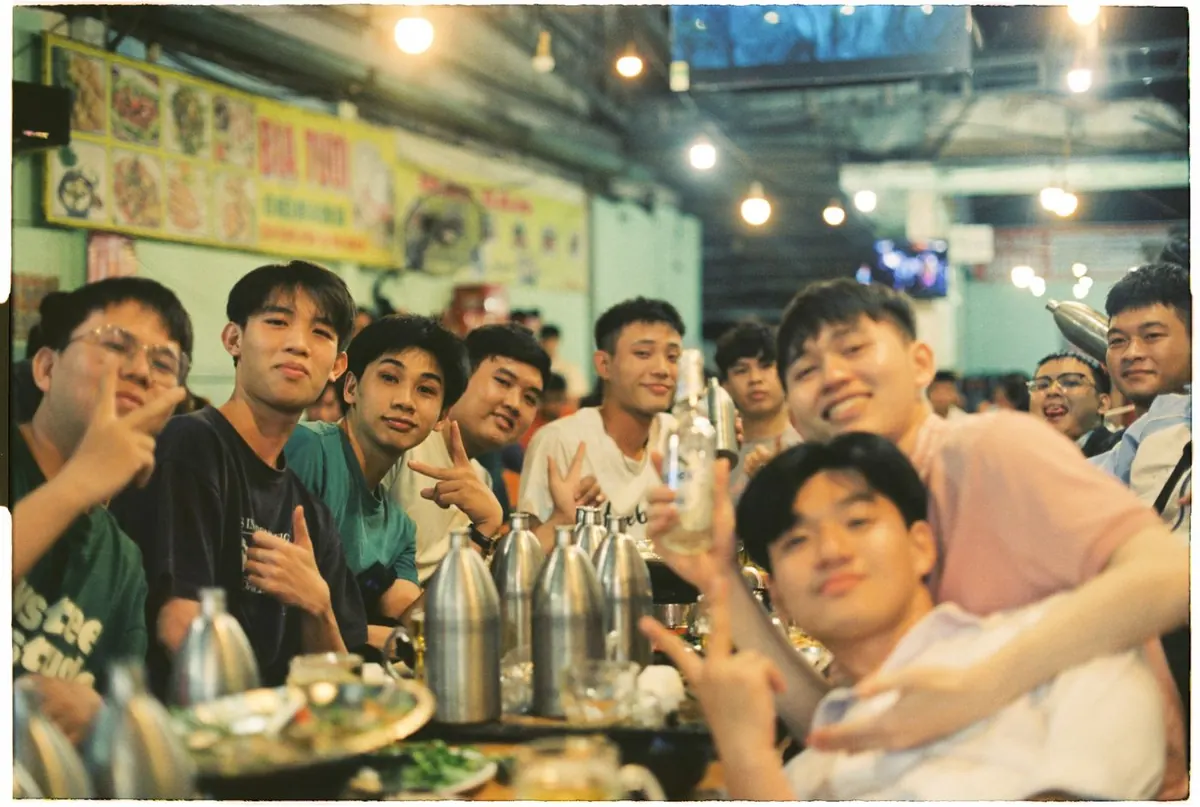 bánh mì cay hải phòng – nhóm bạn ăn uống cùng nhau