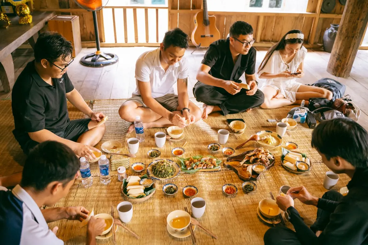 mì cay tô hiệu – nhóm bạn ăn uống cùng nhau